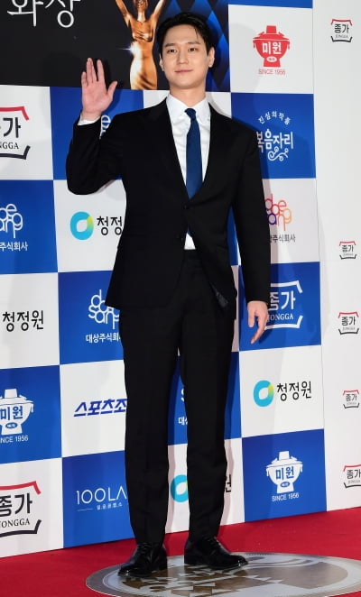 [TEN 포토] 고경표 '훈훈한 인사'