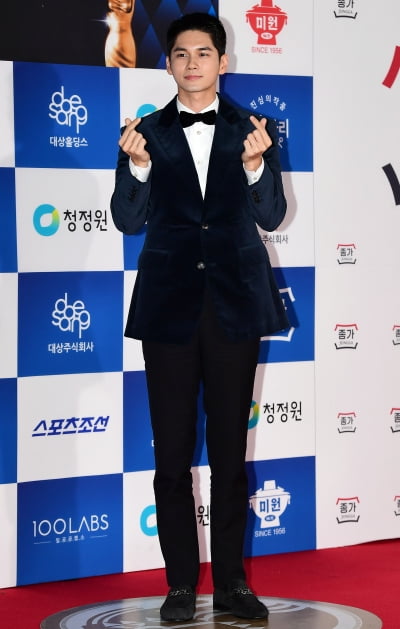 [TEN 포토] 옹성우 '옹비드의 심쿵 하트'