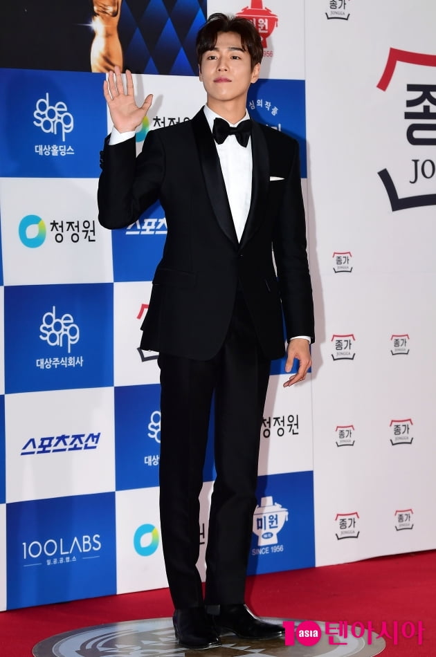 [TEN 포토] 이현우 '냉미남의 인사'