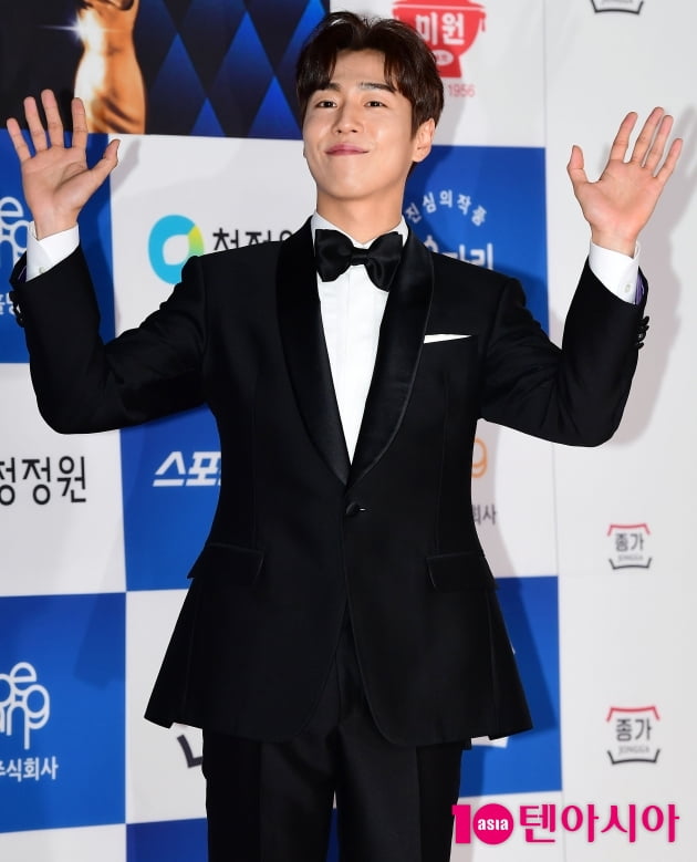 [TEN 포토] 이현우 '해맑은 인사'