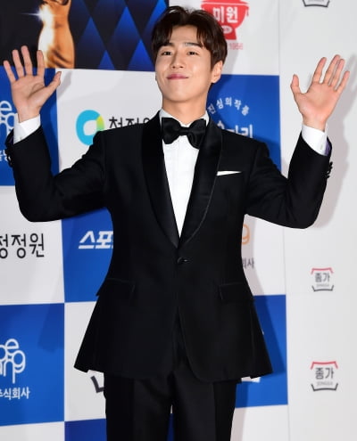 [TEN 포토] 이현우 '해맑은 인사'