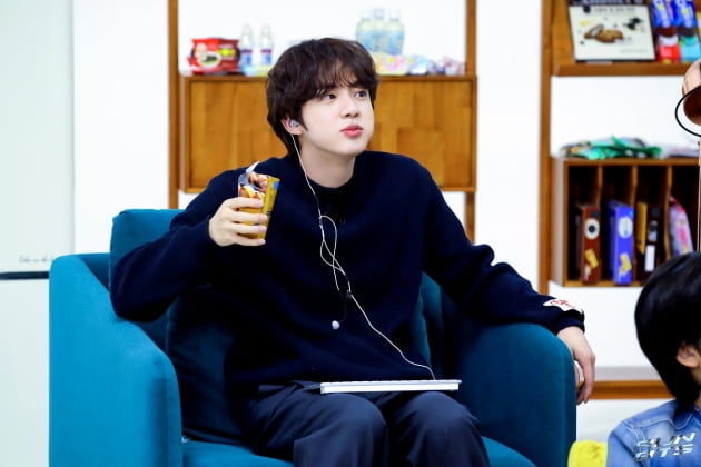 방탄소년단 진, '달려라 방탄‘ 타고난 예능감..석진채널 'JIN TV-Game Jin' 진행