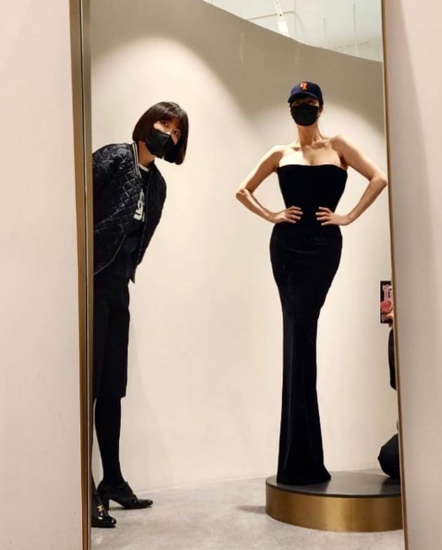 '29년째 청룡여신' 김혜수, 손바닥 2개에 가려지는 허리…남다른 드레스 소화