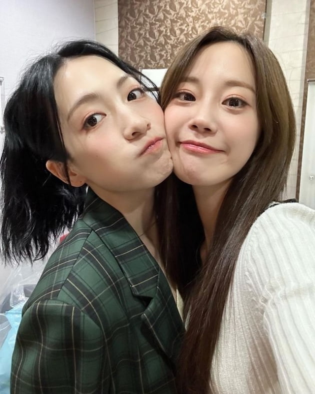 강지영·허영지, 얼굴 맞댄 카라 막내 라인…볼수록 감격적 조합