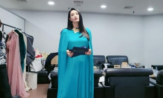 김혜수, 모자+마스크 피팅도 대박이었는데…풀세팅 하니 넘치는 우아함