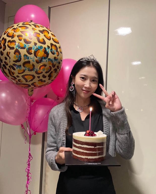 '싱글맘' 오윤아, 또 공주님 왕관 썼네…43세도 좋아할 나이