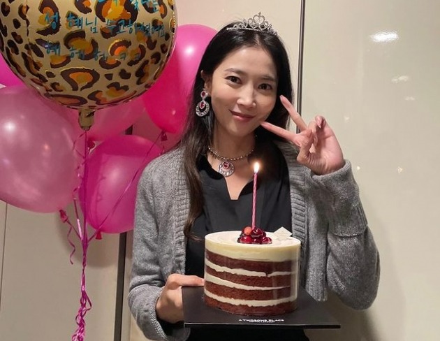 '싱글맘' 오윤아, 또 공주님 왕관 썼네…43세도 좋아할 나이