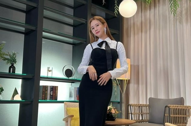 '세븐♥' 이다해, 뷰티 MC의 패션은 시상식이네…화려함 그 잡채