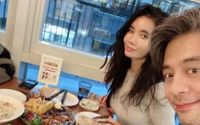 권오중♥엄윤경, 결혼 26주년…눈부신 '비주얼 부부'