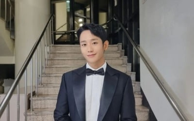 정해인, 훈훈 비주얼 과시…슈트 입고 '은은 미소'