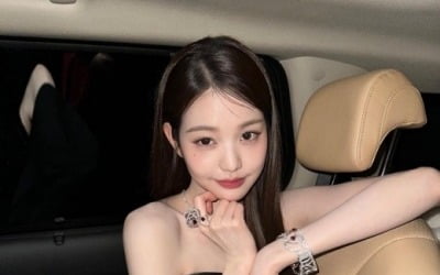 아이브 장원영, 블랙 오픈 드레스 입고 '공주님 모먼트'