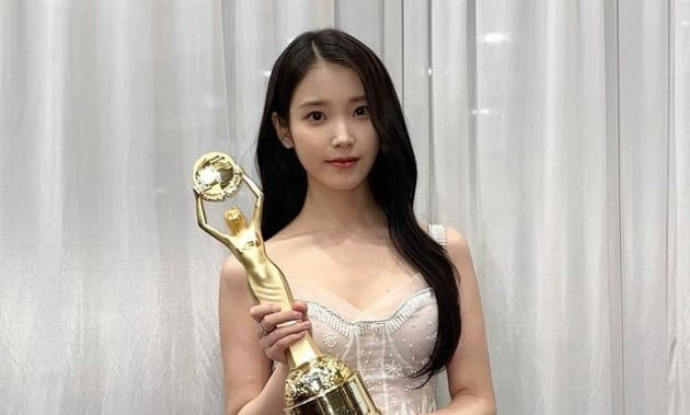 아이유, 순백의 드레스 자태…청룡 인기상 트로피 들었네