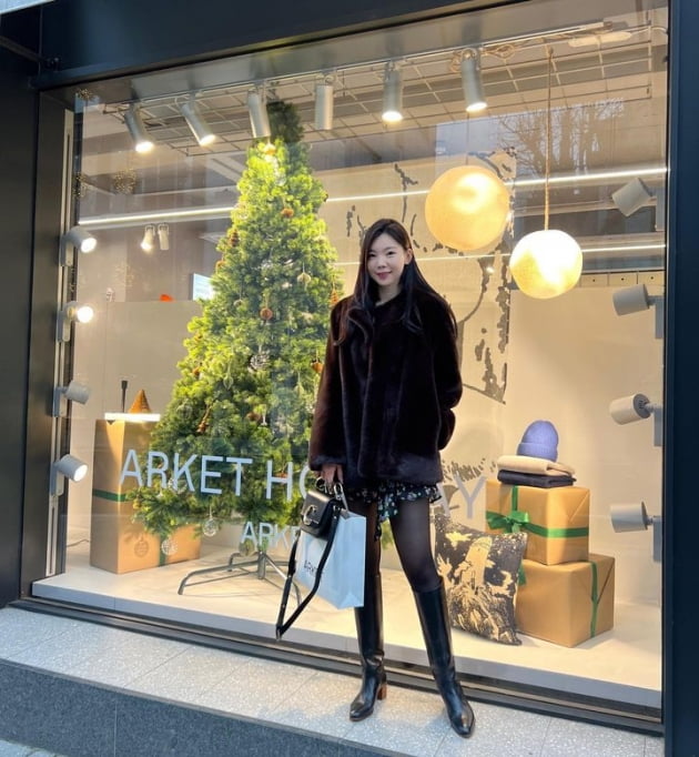 '윤남기♥' 이다은, 퍼 재킷+부츠 신고 가로수길…사모님 패션 '눈길'