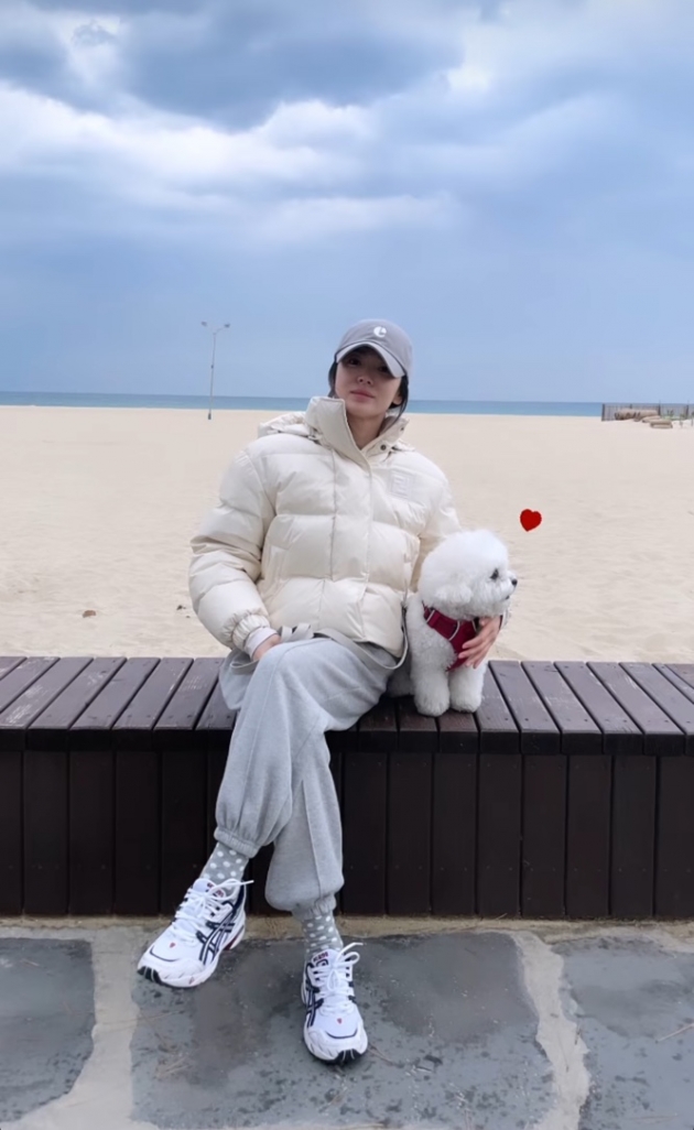 송혜교, 반려견 루비와 옷 맞춰 입었나? 패딩+트레이닝복 조합도 찰떡