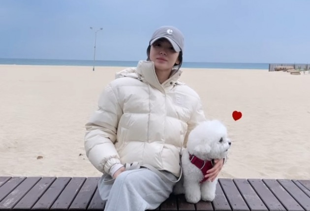 송혜교, 반려견 루비와 옷 맞춰 입었나? 패딩+트레이닝복 조합도 찰떡