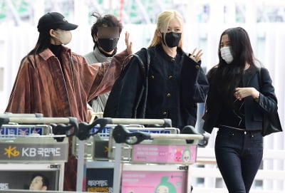 [TEN 포토] 블랙핑크 리사-로제-지수 '각자 개성살린 공항패션'