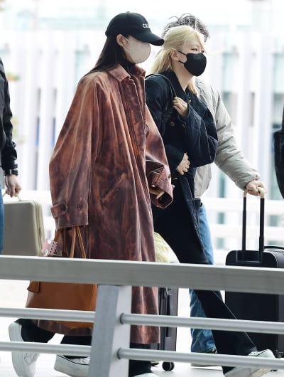 [TEN 포토] 블랙핑크 리사-로제 '편안함과 스타일 모두 챙긴 공항패션 '