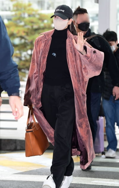 [TEN 포토] 블랙핑크 리사 '화사한 롱코트 휘날리며~'