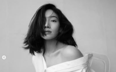 최희서, 흰 와이셔츠에 시원하게 드러낸 '한쪽 어깨'