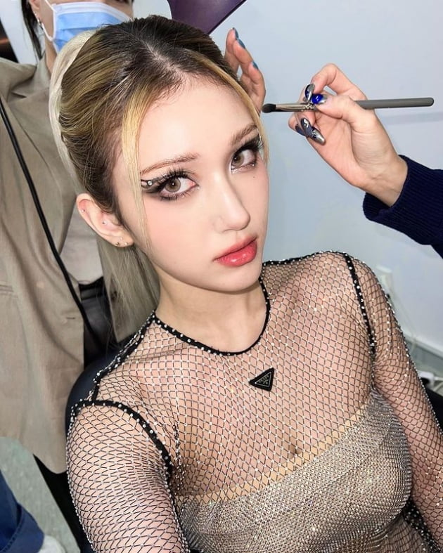 전소미, 22살이라 가능한 파격 패션…명품 P사로 꾸민 시스루 망사