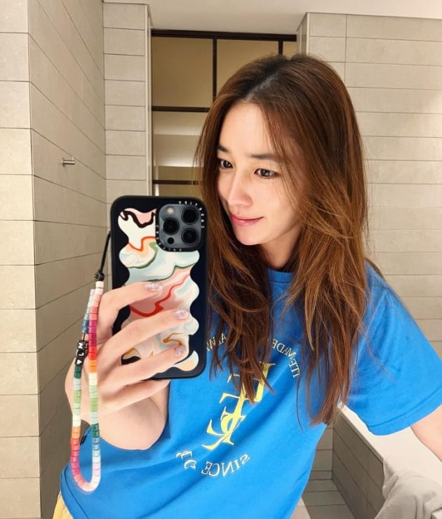 '이병헌♥' 이민정, 민낯으로 화장실 거울 셀카 "갑자기 왜 이런 짓을"