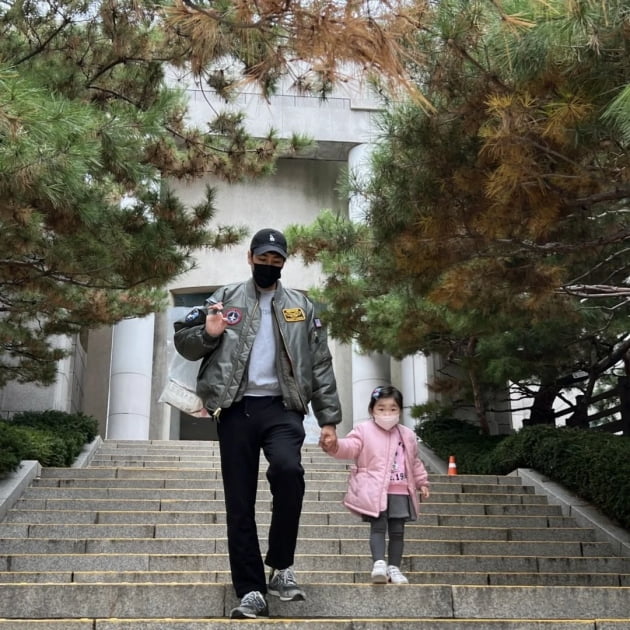 '이다은♥' 윤남기, 딸과 손 꼭 잡고 데이트 "레고하러 갔는데 하필 닫아"