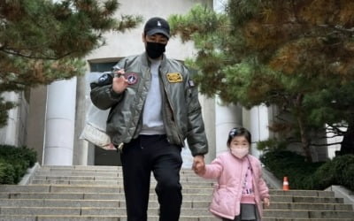 '이다은♥' 윤남기, 딸과 손 꼭 잡고 데이트 "레고하러 갔는데 하필 닫아"