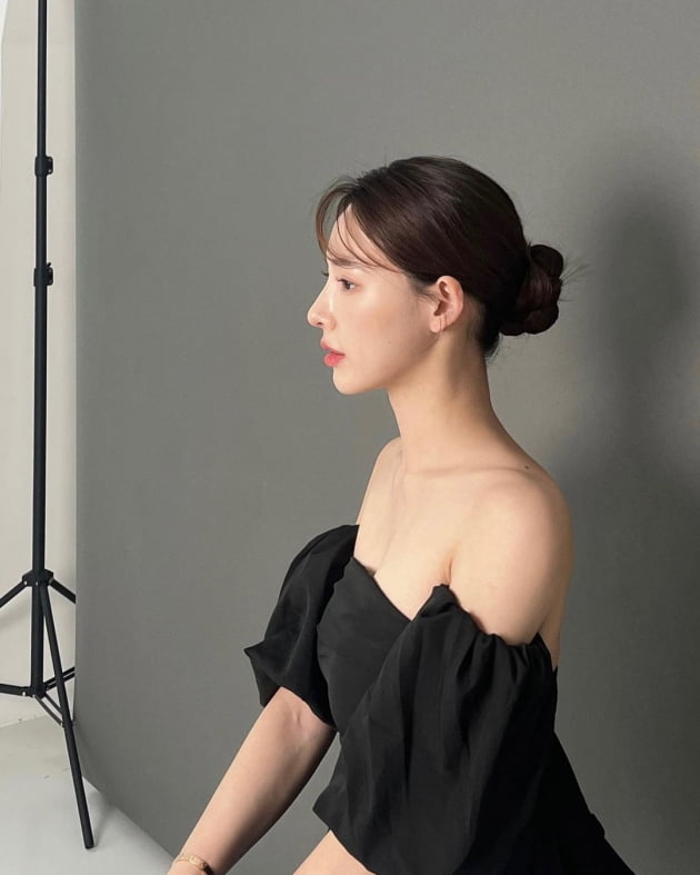'남희두♥' 이나연, 왼쪽 얼굴에 자신있는 편…과감한 의상+차분한 표정