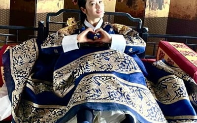 김혜수, 평상 위에 대자로 누워 우산으로 햇빛 피하는 중…보온은 '파란 양말'로