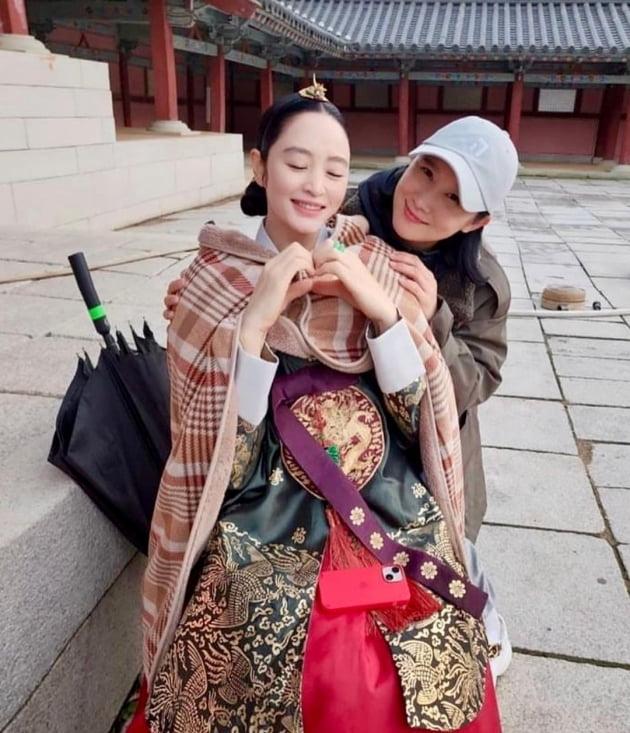 김혜수, 평상 위에 대자로 누워 우산으로 햇빛 피하는 중…보온은 '파란 양말'로