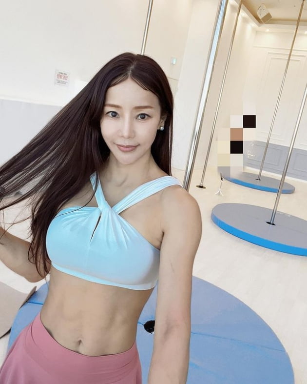 '류필립♥' 미나, 하다하다 복근이 가로로 생기네…51세 안 믿겨