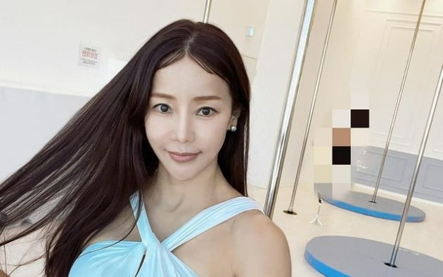 '류필립♥' 미나, 하다하다 복근이 가로로 생기네…51세 안 믿겨