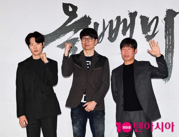 치고 나가는 유해진, 힘 못 쓰는 마동석…'올빼미' 1위 굳건[무비차트TEN]