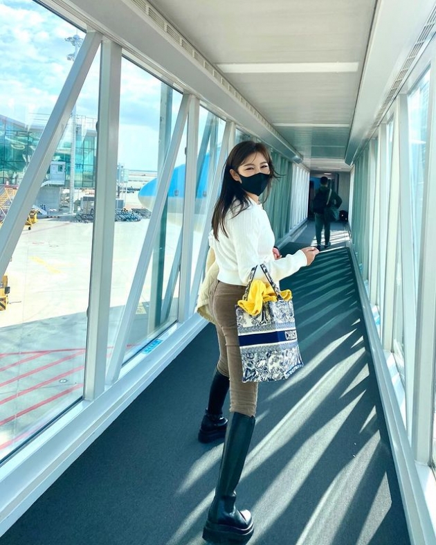 송가인, 470만원 명품 D사 가방 들고 미국으로…"즐겁게 즐겁게"