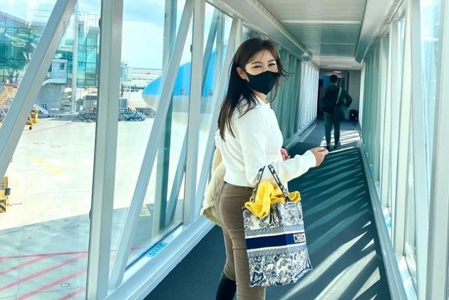 송가인, 470만원 명품 D사 가방 들고 미국으로…"즐겁게 즐겁게"
