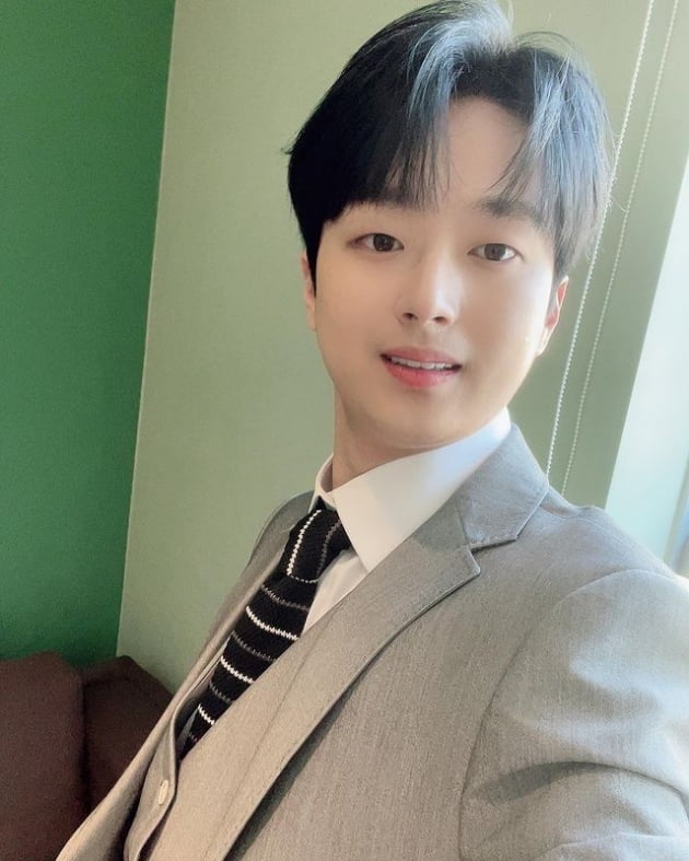 이찬원, 반짝반짝 빛난다…슈트 입은 어린 왕자 비주얼