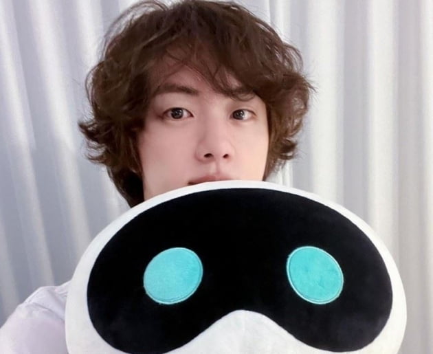 '솔드아웃킹' 방탄소년단 진, 60초 내에 눈깜짝할 새 품절된 우떠 쿠션
