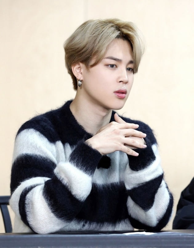 방탄소년단 지민, '만지고 싶은 복근'·'니트 찰떡 소화'·'좋아하는 헤어컬러' K팝 男아이돌 1위 싹쓸이
