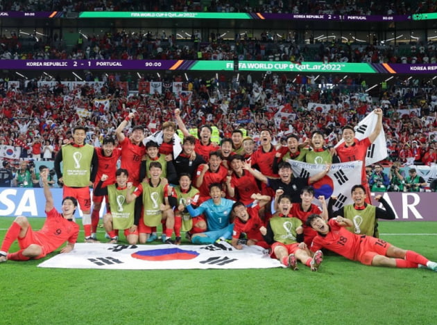 '축구 국대' 송민규, 대국민 사과 나서…태극기 질겅질겅 밟았던 그 선수
