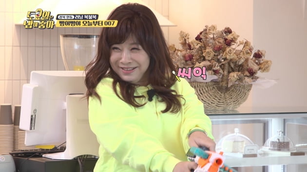 [종합] 노사연, 66세에 진짜 재능 찾나…사격 실력에 "총알 하나로 적군 2명 쏴" ('토밥좋아')