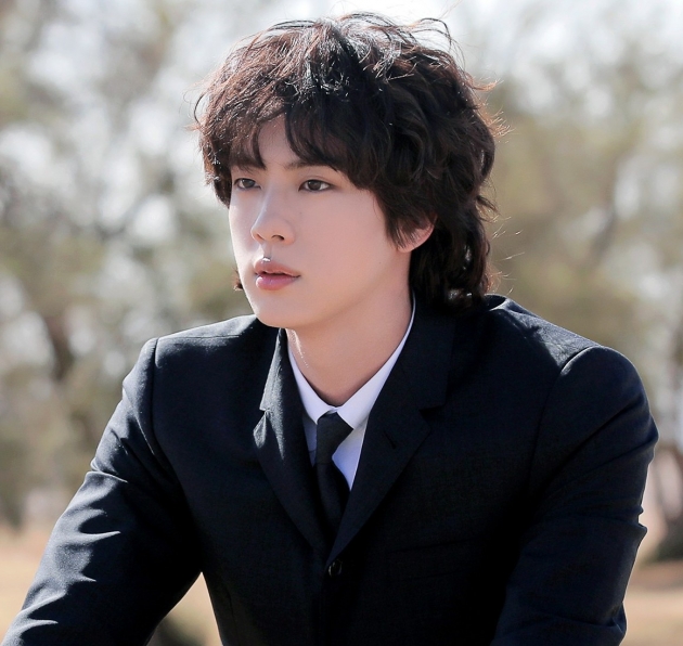 방탄소년단 진 '올해 4분기에 활동한 최애 남자 케이팝 아티스트 1위' 뉴욕 타임스퀘어 눈부신 주인공