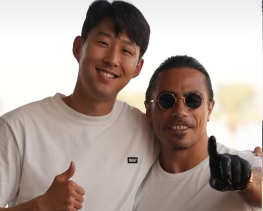 '캡틴' 손흥민, '솔트배' 만났다…소금 뿌리기 퍼포먼스