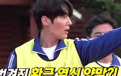 [종합] 오민석, 격렬한 게임에 벗겨진 웃옷… 최진혁, 본인 양말 들고 "누구 거냐" 추궁('미우새')