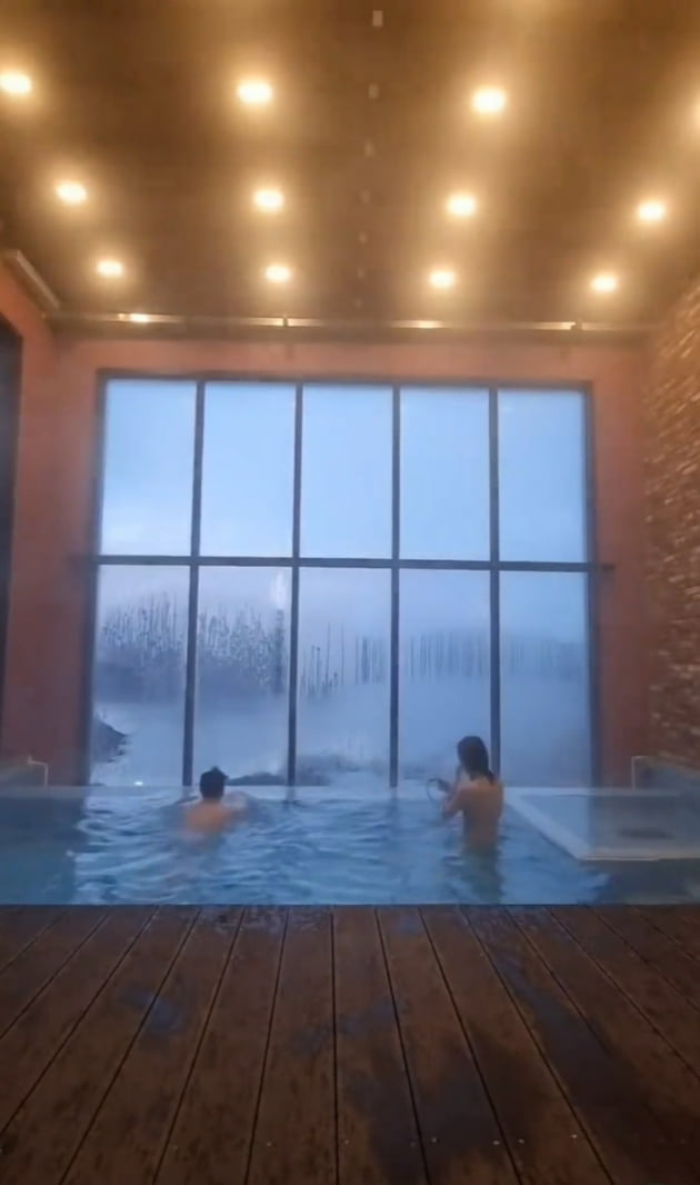 조예영♥한정민, 풀빌라 온수풀에서 포옹+장난 "누드톤 수영복 입었어요"