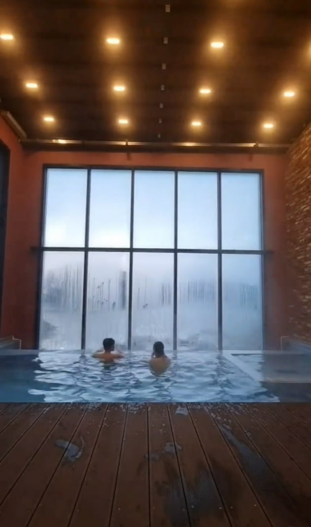 조예영♥한정민, 풀빌라 온수풀에서 포옹+장난 "누드톤 수영복 입었어요"