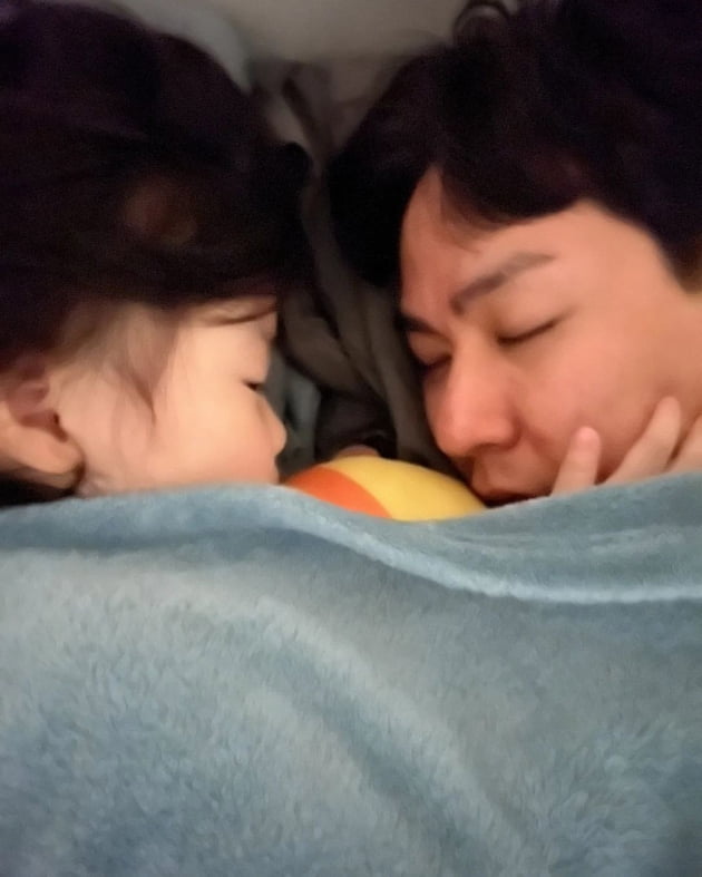 '이다은♥' 윤남기, "우리 사이 뽀로로" 딸 재우다가 잠들어버린 육아대디