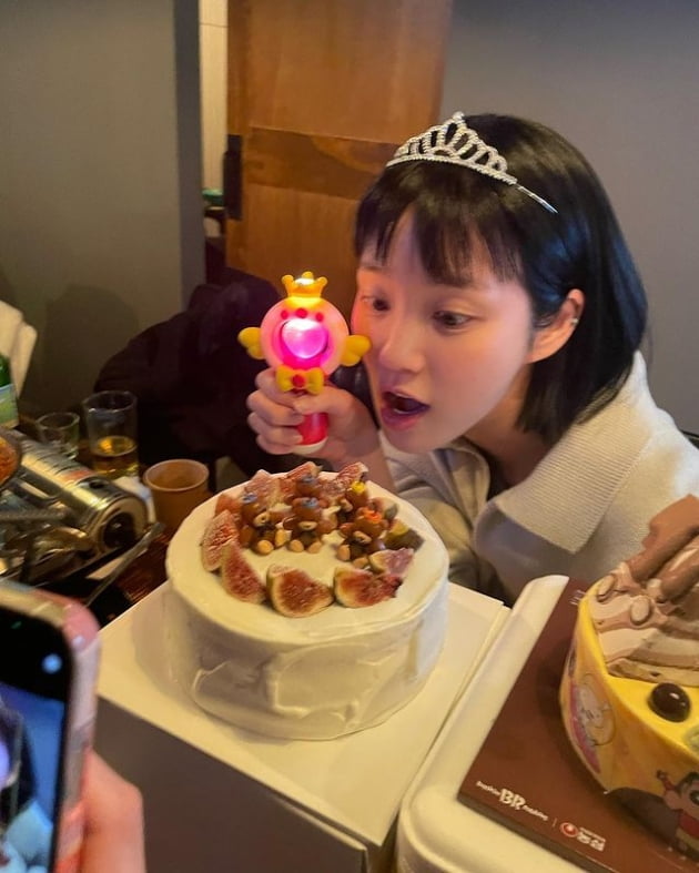 아이돌 준비 중인 이유비, 티아라 쓰고 신났네…선물 받은 반지가 몇개야?