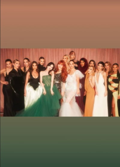 "확신의 센터상" 한소희, 英 패션스타 들러리 만든 미모