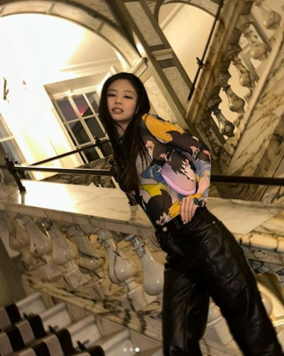 아무리 제니가 톱 패셔니스타라지만…하니는 난해하네