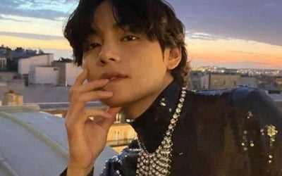[TEN차트] 방탄소년단 뷔, 크리스마스 트리 점등식에 함께 가고 싶은 남자 가수 1위